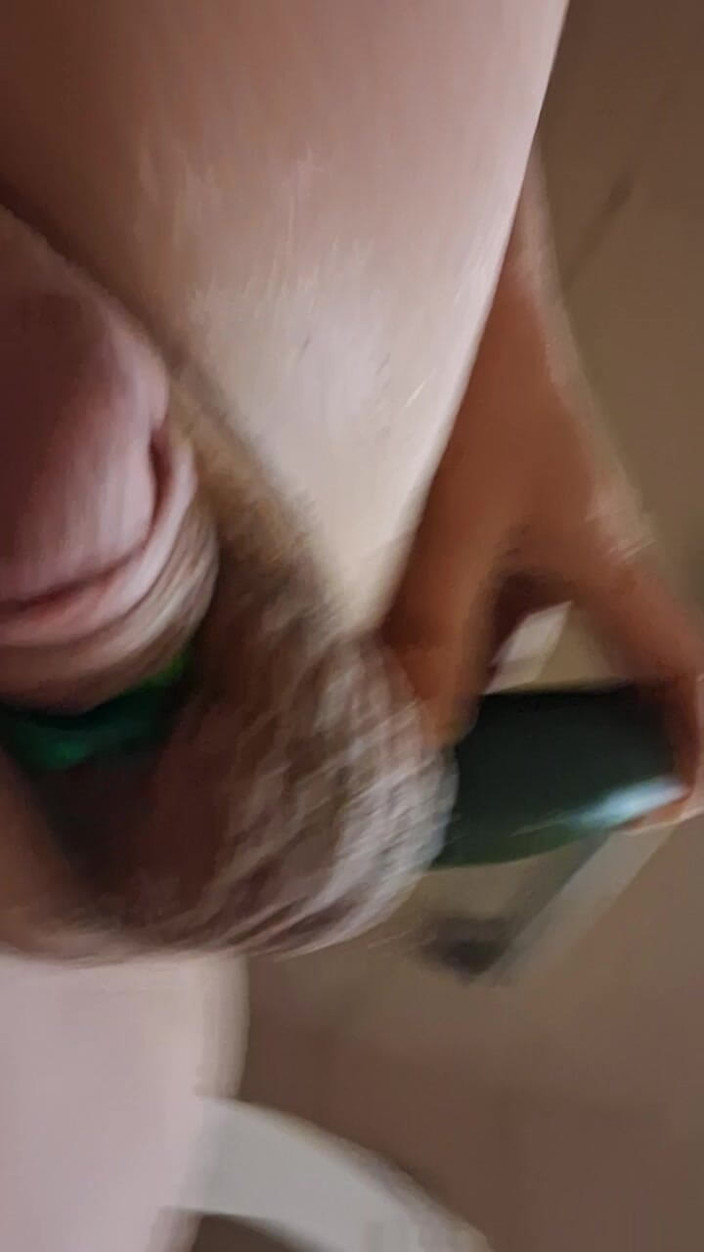 BottomBoyDougie: Трахаю мою дірку огірком