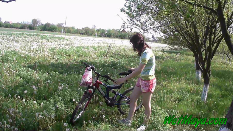 Wet Maya: Pișându-se pe bicicleta ei