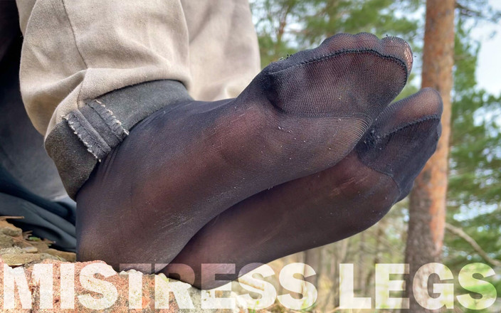 Mistress Legs: Picioare tachinând la pădure în șosete negre din nailon rupte și transpirate