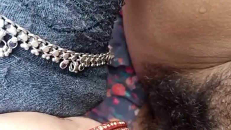 Hemant sarita: Desi dorffrau behaarte muschi fickt stiefbruder volles Audio