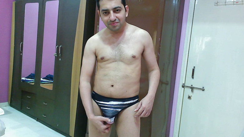 Cute & Nude Crossdresser: हॉट नग्न लड़का अपनी नई सेक्सी बहु-रंग छपी पेटी को आजमा रहा है।