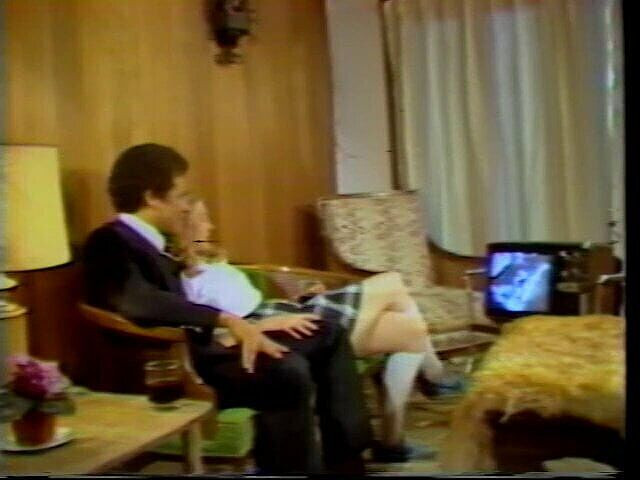 Old Good Porn: Studentă suge pula și se fute în uniformă