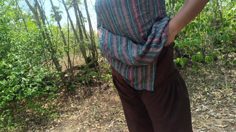 Magilmathi: सौतेला भाई घर के बाहर जंगल की ओर गृहिणी के स्तन निचोड़ का आनंद ले रहा है