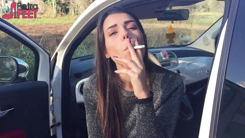 Smokin Fetish: ゴージャスな赤ん坊は屋外で葉巻を吸う