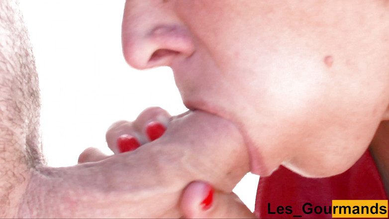 Les Gourmands: セクシーな赤い革のドレスで熟女はクローズアップフェラチオを与え、彼女の手で遊ぶために精液を飲み込みます