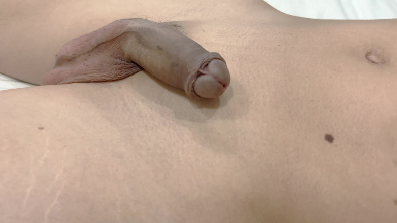 hueikun: Un garçon avec un gros prépuce reçoit une érection, se masturbe...