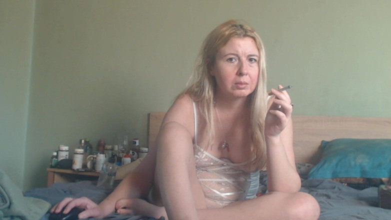 sunshinegoddes: Lonely Babe com um corpo perfeito se masturbando com vibrador...