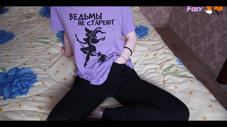 VioletPurpleFoxy: Pelajar kecil molek bermain dengan teteknya hingga orgasme puting menggigil
