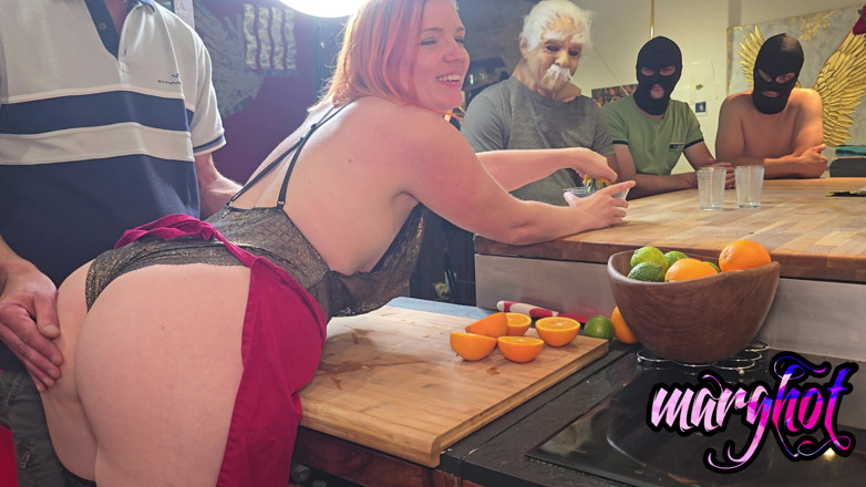 Sexymarghot: Сексуальную барменку трахают и трахают в гэнгбэнге на кухне 6 голодных до соков мужиков