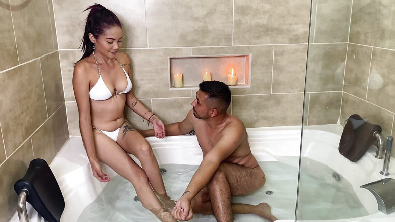 Allison Sweet: Surprise en lune de miel, baignade ensemble dans le jacuzzi