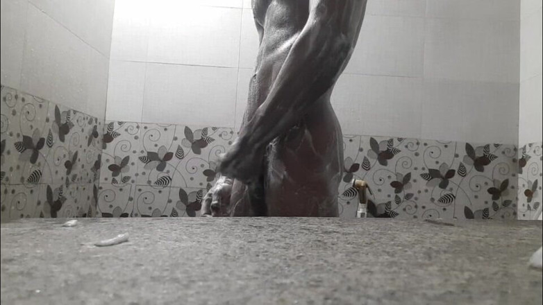 Wheyincognito: Chico cachondo en el baño duchándose