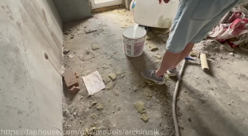 ArchiRusik: L'operaio edile si impazziva e ha riempito la bocca del...