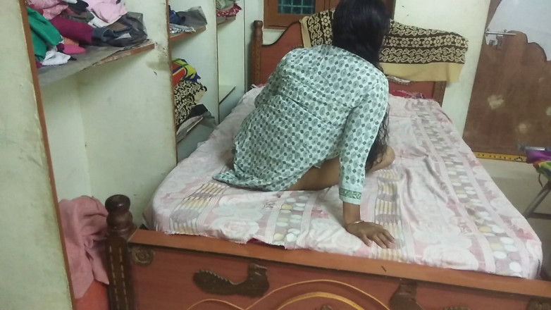 Telugu Couple: La moglie desi si piega chiedendo al marito di scopare...