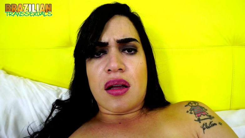 Brazilian Transsexuals: Maite Bitencount si hladí ptáka