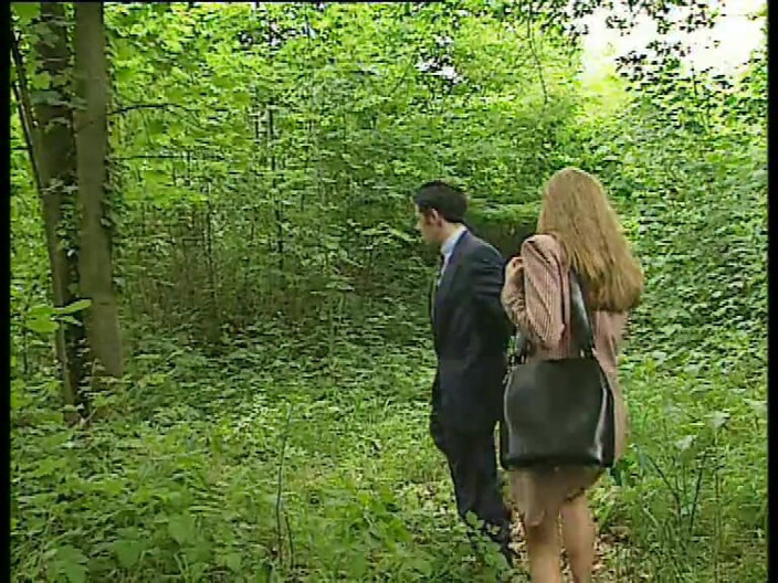 All you need to fuck: Une MILF Blonde Dans La forêt Séduit Un Homme D’affaires......