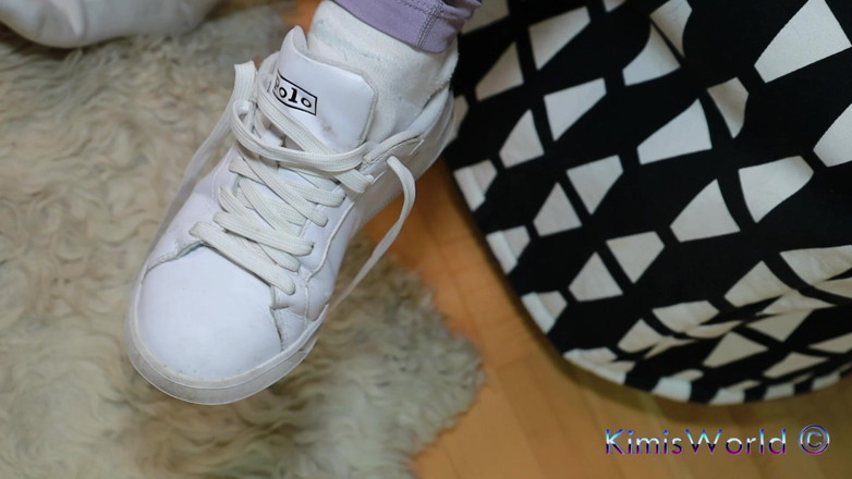 KimisWorld: Leggings de lavanda, meias brancas usadas e tênis - foot tease &amp;...