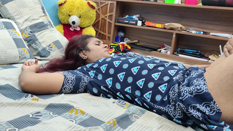 Vaigavarun45: Pasangan Mallu kaki panas dan ciuman peha menjilat percintaan