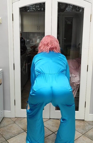 Nottstvslut: 热辣的 Crossdresser nottstvslut 穿着全缎连身裤