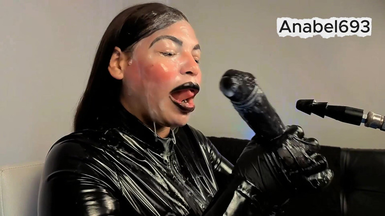 anabel693: Demon îmbrăcat în latex, mănuși de latex, costum din latex și buze negre,...