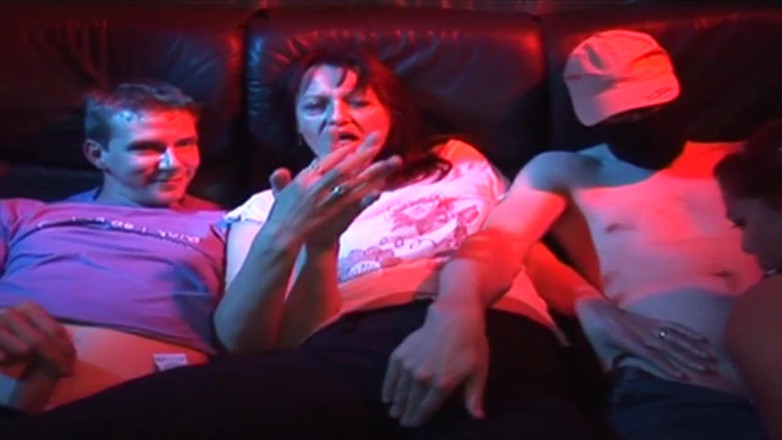 Family Fuckers: Brunetka Babe roztažená doširoka v divoké gangbang orgii
