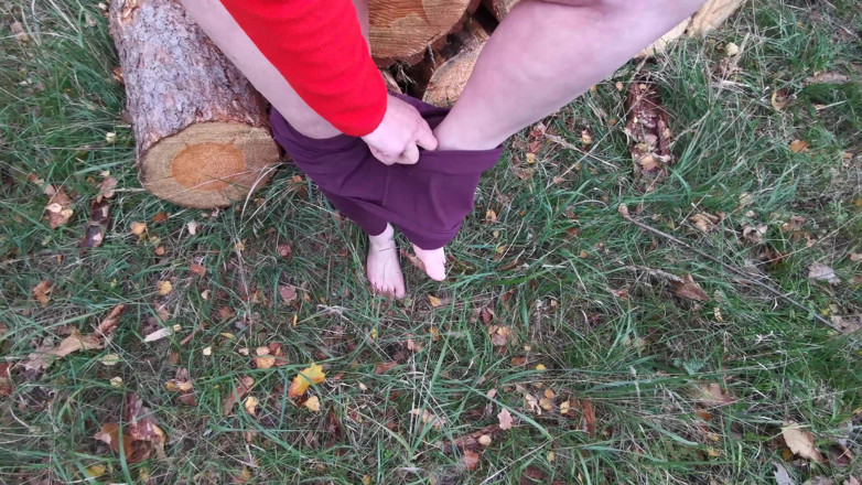 Bouncy Tits Action: Úplně nahé kozy trest v lese
