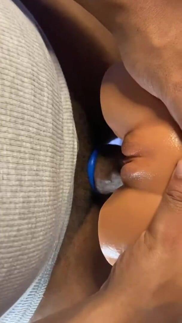 Devin Vine: Finire una lunga sessione di bordatura con una bambola del...