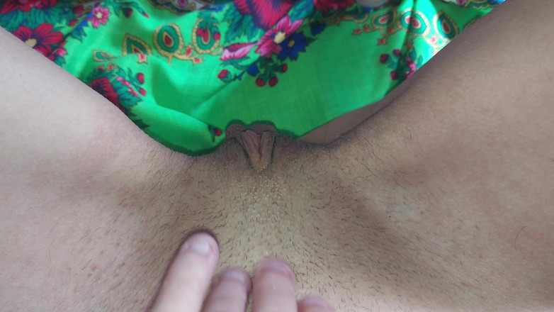 Wet Dripping Pussy: 18letá dívka masturbuje mokrou kapající kundičku velmi zblízka