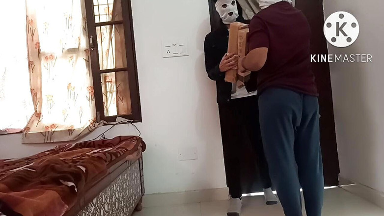 Desi__Panda: Il ragazzo etero delle consegne mi scopa hardcore - sesso desi