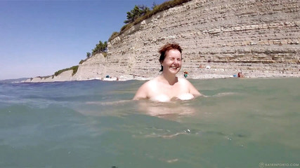 Katrin Porto: Grandota desnuda jugando en el mar