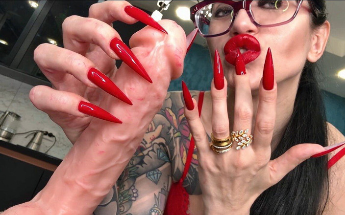 Julia domaina: 长长的红指甲，锋利的爪子，吮吸手指，还很热