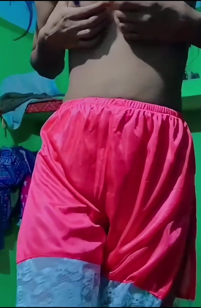 Sluty Piya: Mein mädchen drückt ihre möpse und fingert ihre geile muschi...