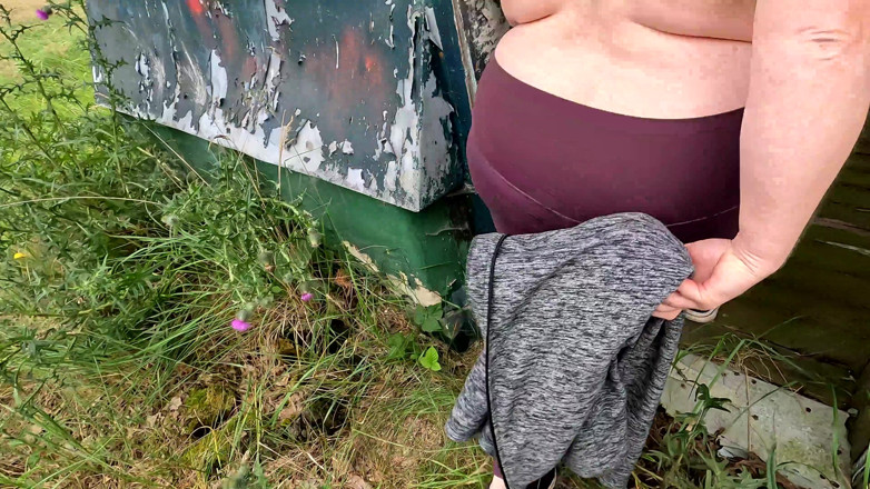 Bouncy Tits Action: Harde tietenstrafsessie op veranda