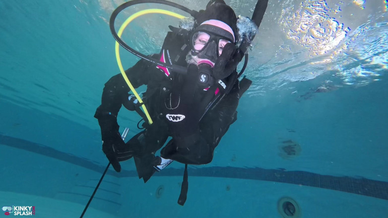 UKCuteGirl Lucy Lauren: Undervattensdominans i full Scuba Gear