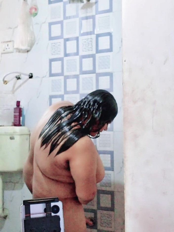 Indian Jonny S: 我的妹妹在浴室里洗澡，我看到了她，看到她裸体地射精了。