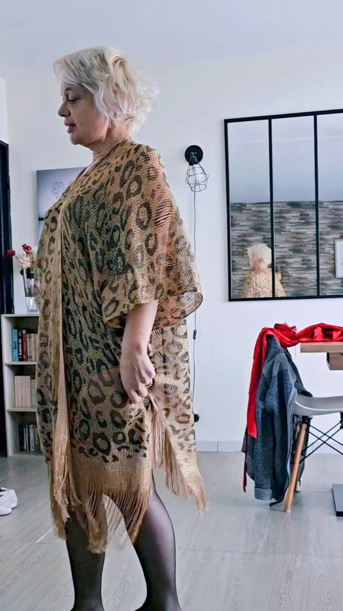 Sofy13: Dalam pakaian seksi saya sedang menunggu awak untuk datang dan...
