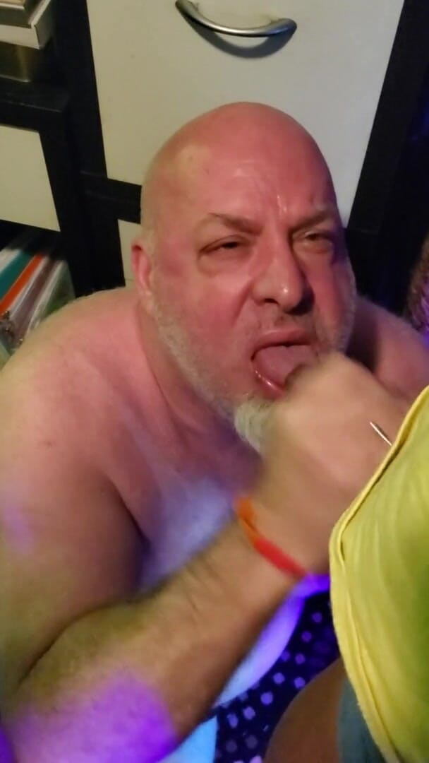 beardaddychub: Ведмідь отримує камшот на обличчя в офісі
