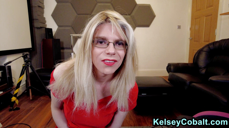 KelseyCobalt: Travestito viene in abito rosso e calze