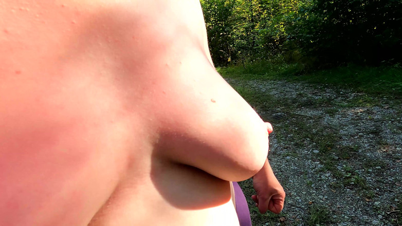 Bouncy Tits Action: Houpající se prsa na večerním slunci