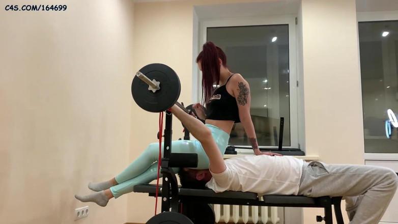 Petite Princesses Femdom: La mistress rossa Sofi in leggings blu si siede sul...