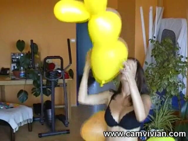 Camvivian: Permainan seksi dengan balon dan beban