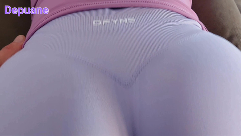 Depuane: Sora vitregă în pantaloni scurți de la sală noi strâmți tachinând...