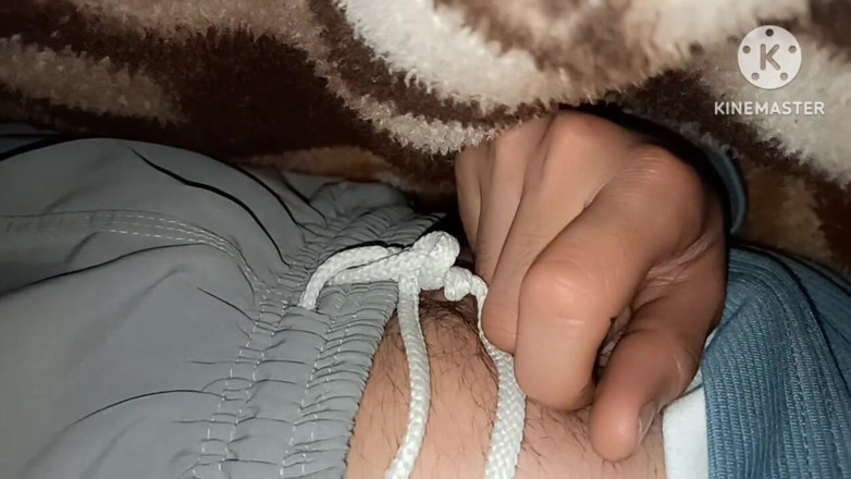 Desi__Panda: なんてこった、ルームメイトの大きなモンスターのチンコ、初めてのマスターベーション