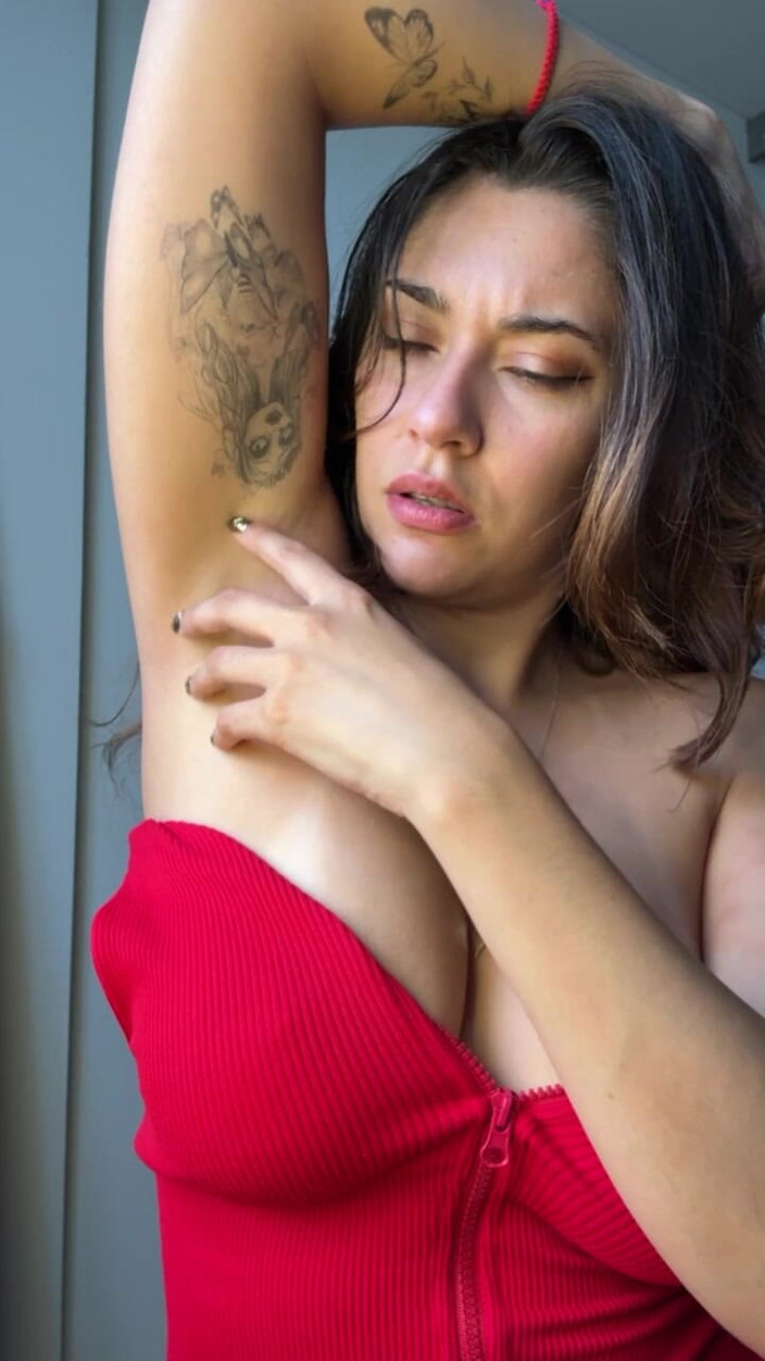 Maria jesus of: Mädchen mit großen Brüsten gönnt sich ihre Achselhöhlen