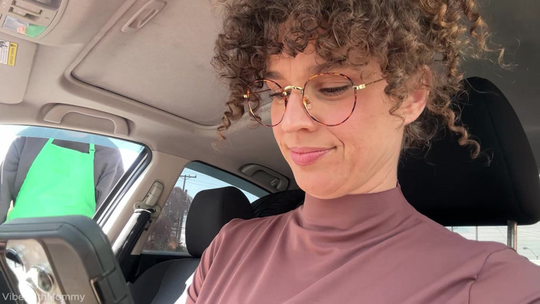 VibeWithMommy: Regina dai capelli ricci prende coffee boy