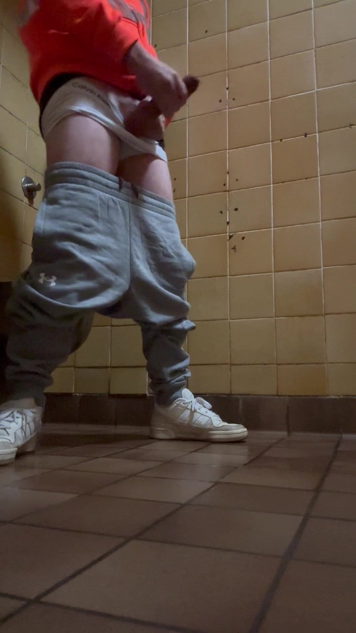 10 inch daddy: Дрочить в туалеті