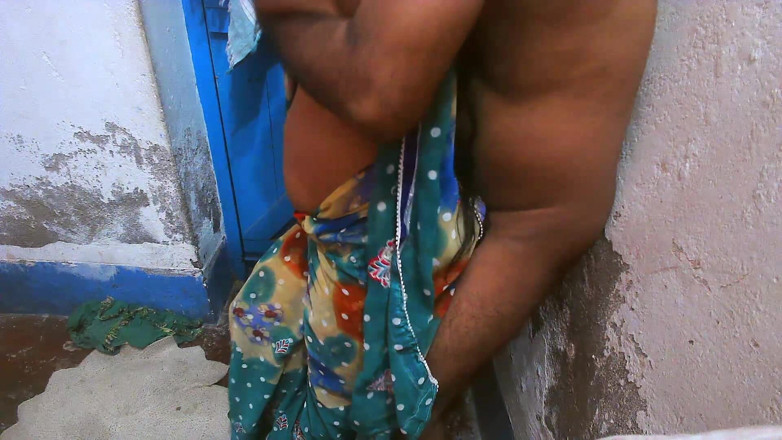 Busty Banuu: पत्नी अपने पति का लंड चूस रही है