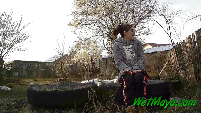 Wet Maya: Čůrání na nějaké staré pneumatiky na dvoře