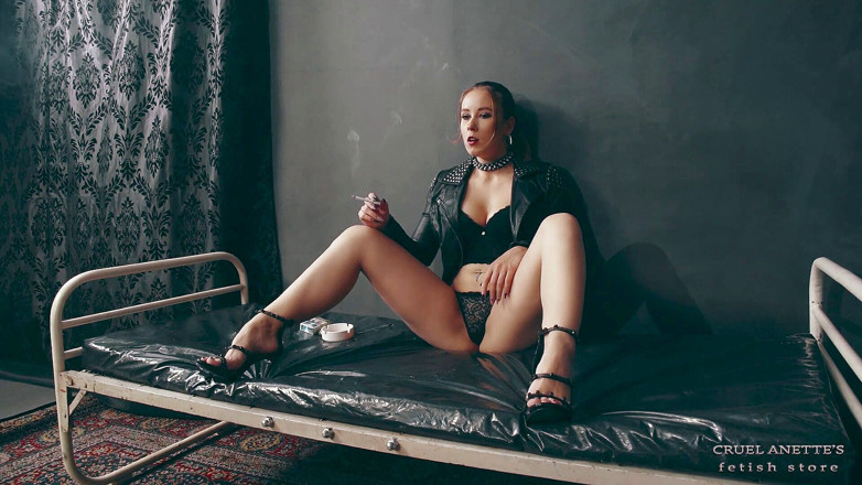 Cruel Anettes fetish world: Người hút thuốc trên giường