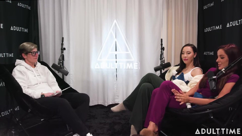 Adult Time Podcast: Podcast de stars du après une rencontre lesbienne ! | Vanna Bardot...