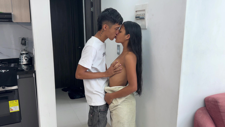 Erickandzoe: Ma petite demi-sœur me surprend en train de me masturber...